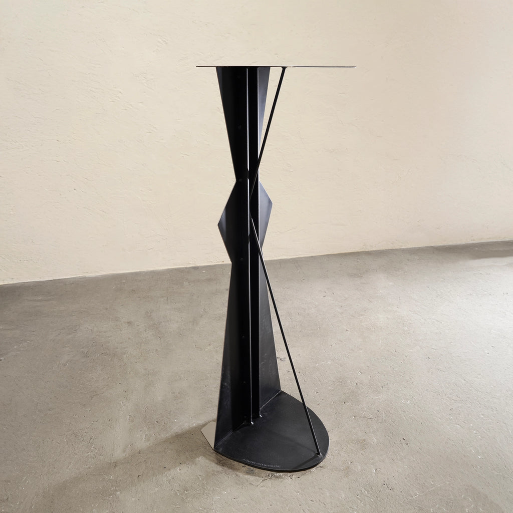 Arco d'orizzonte flagellato vase holder