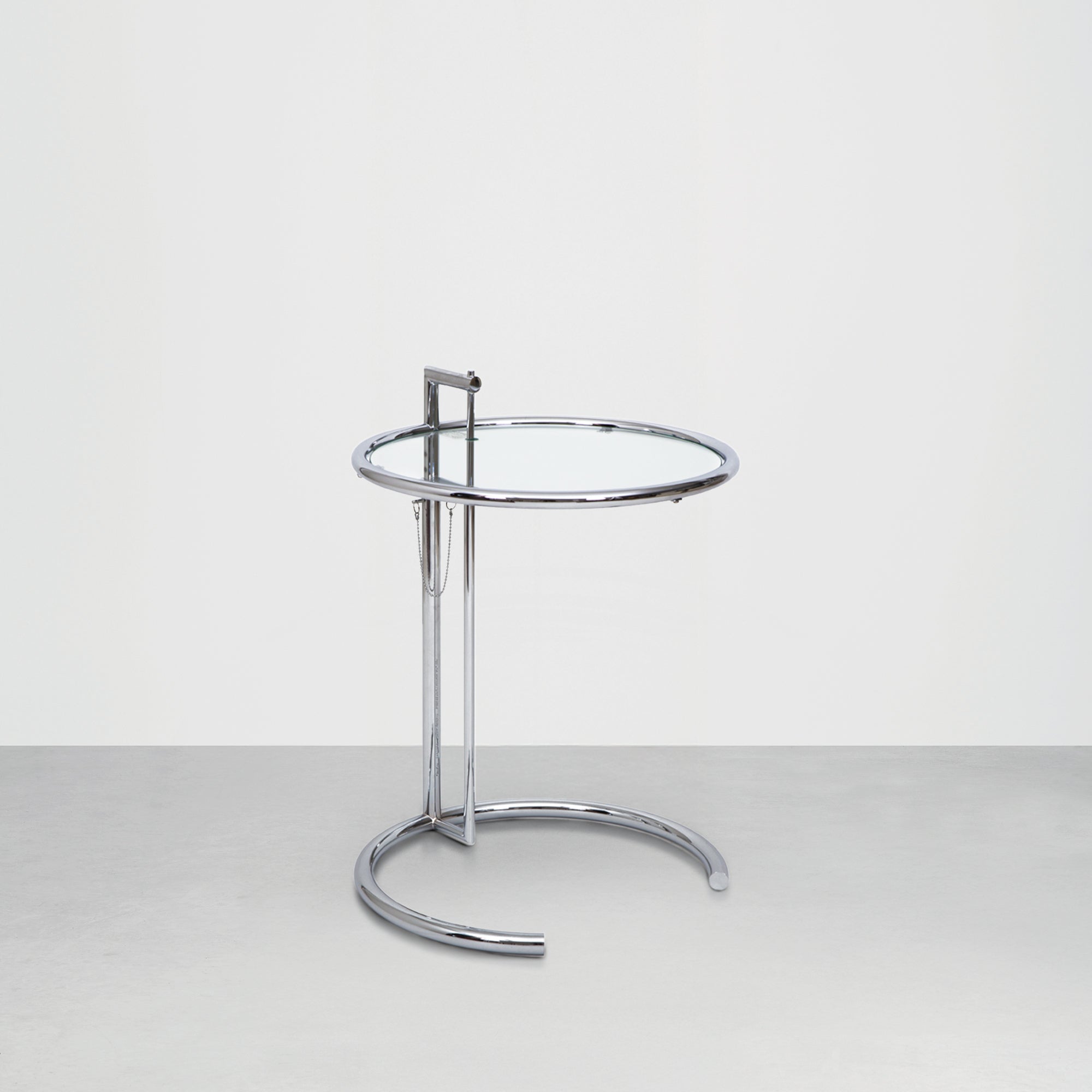 Adjustable table E 1027